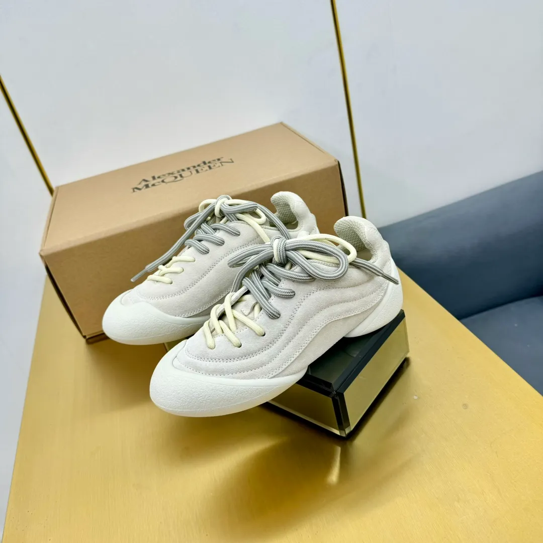 👟👟Ex-factory price 600👟👟 Men's size +10 The latest popular couple model ALEXANDER MCQUEEN/Alexander McQueen 24ss The latest autumn and winter Flexion series retro casual sneakers Original purchase development and production This Flexion Off white tone grain leather low-top sneakers use different sizes of laces and are matched with lightweight segmented soles inspired by anatomy. The reverse skull pattern is embossed on the heel. Fabric: Original customized imported first-layer cowhide. Lining: Customized imported breathable mesh lining. Sole: Original open-molded non-slip TPU material. Size: #women's model 35-40 #men's model 39-45 (custom-made for 45, non-refundable)